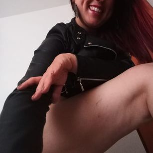 Model - Maggie_Black oral