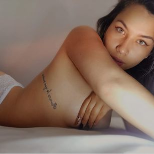 Model - JulietaAdams desnudarse