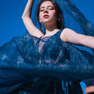 Model - Amelie Loiret striptease