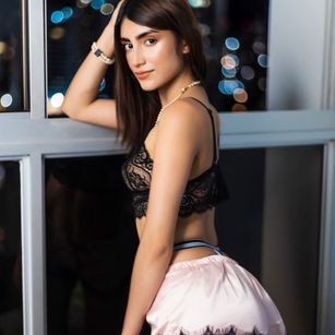 Model - sofia katie bigass