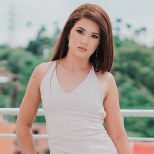 Model - Paula Rossi deepthroat