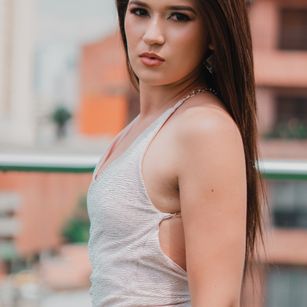 Model - Paula Rossi striptease