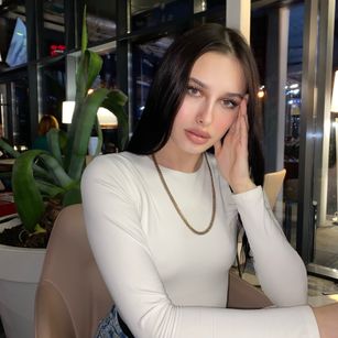 Model - LisaPlase brunette