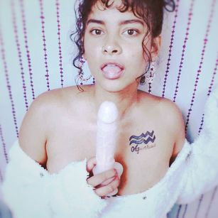 Model - Miley sexy
