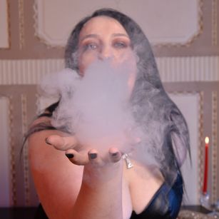 QueenOfTheHaze vaping Model - QueenOfTheHaze vaping