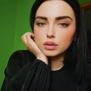 Model - Milla Luna alluring