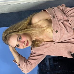 Model - AnyAmaazzy skirt