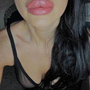 Maxi Lipz tease Model - Maxi Lipz tease