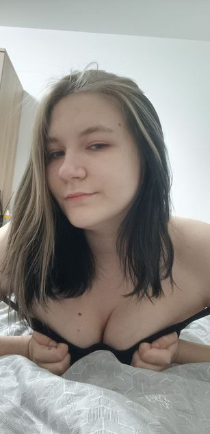 Model - Rina curvy