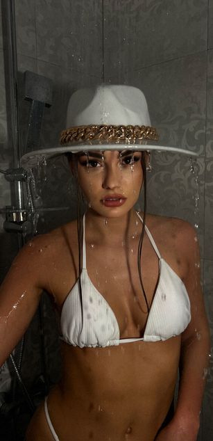 Model - LizzieGrey striptease