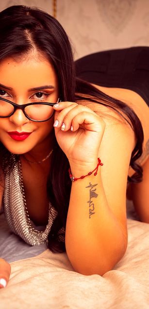 Model - Zoe Roux  curvy