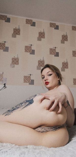 Model - Mia Nils blowjob