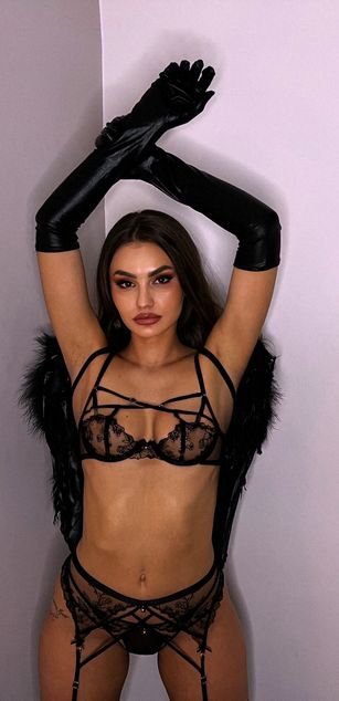 Model - LizzieGrey striptease