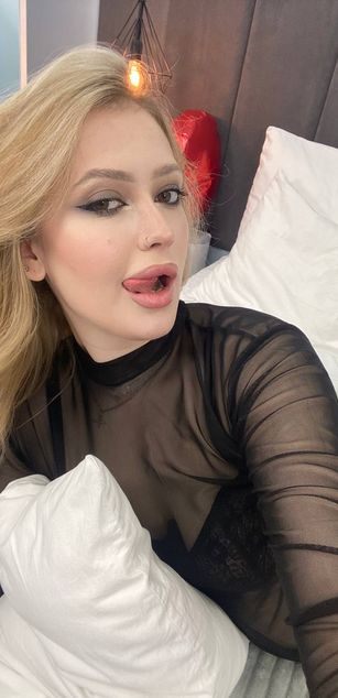 Model - Emma boobs
