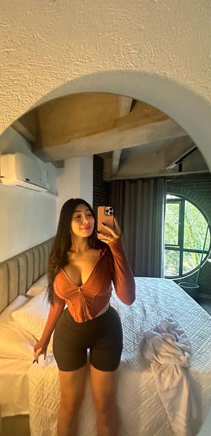 Model - Cloe whitex bigtits