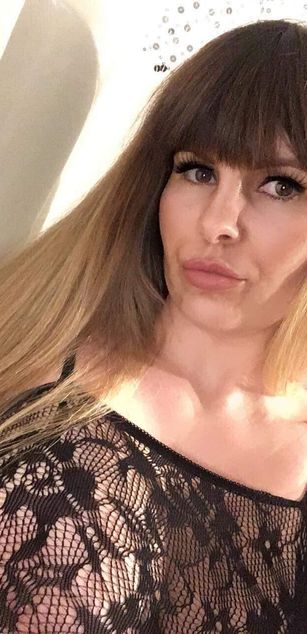 Model - Busty MILF Charlie MILF