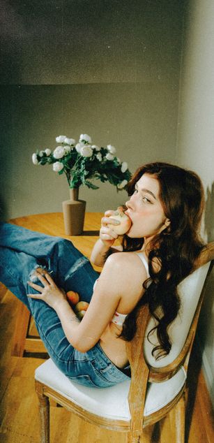 Model - Amanda striptease