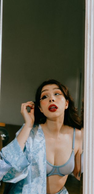 Model - Amanda striptease