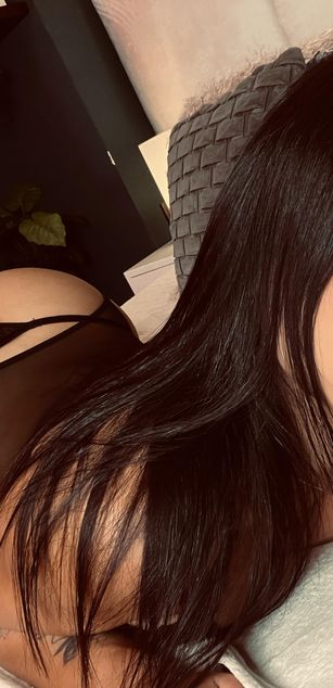 Model - Mollie Bennet blowjob