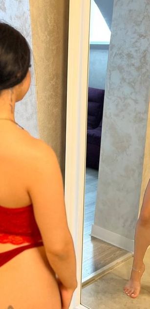 Model - AprilGold18 dildo