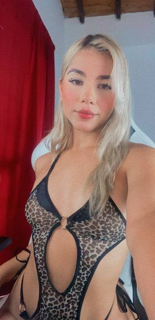 Model - AngeliqueAnya feet