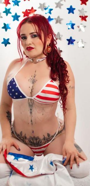 Model - AmaranthaVelmet striptease