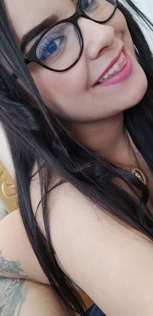 Model - Zoe Roux  curvy