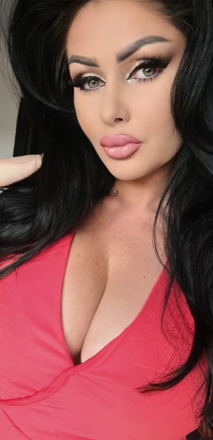 Model - LauraGreen36 bigtits