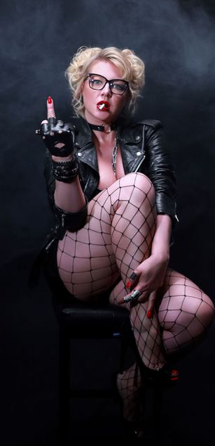 Amanda Thomsen curves Model - Amanda Thomsen curves