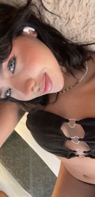 Model - Hilary Queen deepthroat