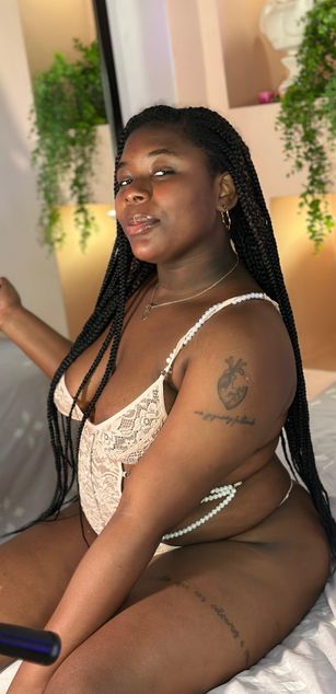 Model - Nany Moreno curvy