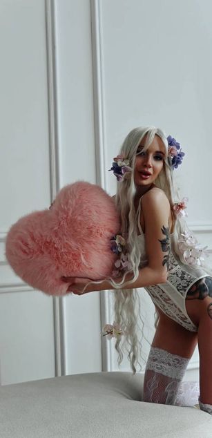 Model - ElizaVec legs