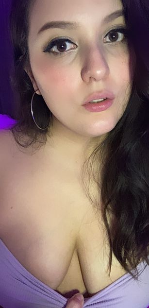 Model - Jade Violet curvy