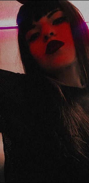 Model - FEET ADDICTION dominatrix