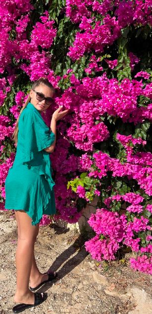 Model - LizzieGrey striptease