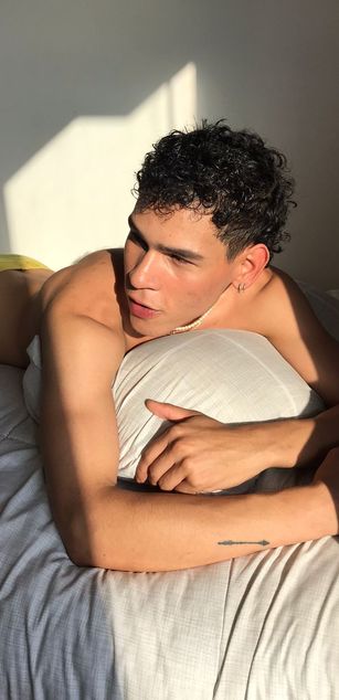 Model - Poysonsam bigass