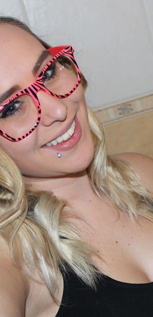Model - Nicki Cutie 2