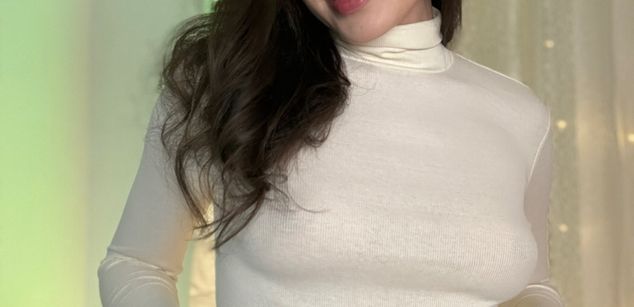 Model - Nicole squirt