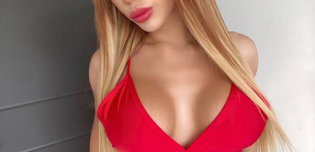 Model - Laura Candice asshole