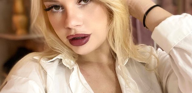 Model - AlexinaEvans tease