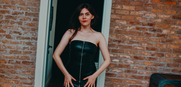 Model - Monique fingering