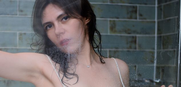 Model - Monique fingering