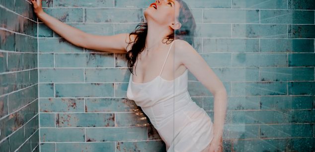 Model - Monique fingering