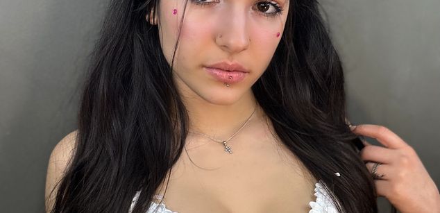 Model - LucyPurple squirt