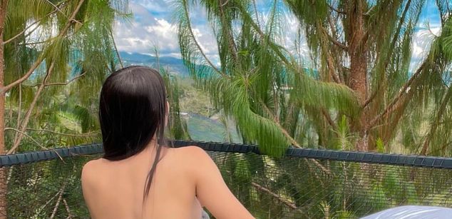 Model - Aly Queen cum