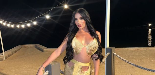 Model - Aly Queen cum