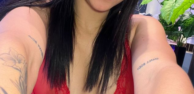 Model - Mollie Bennet cum