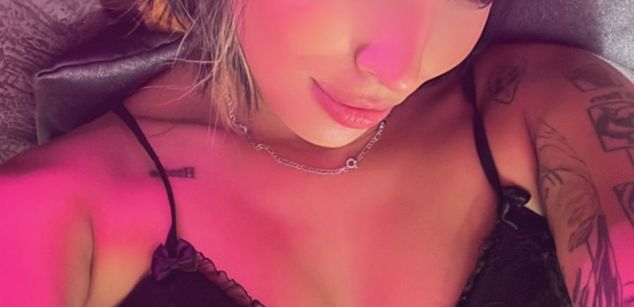 Model - DeuxGold joi