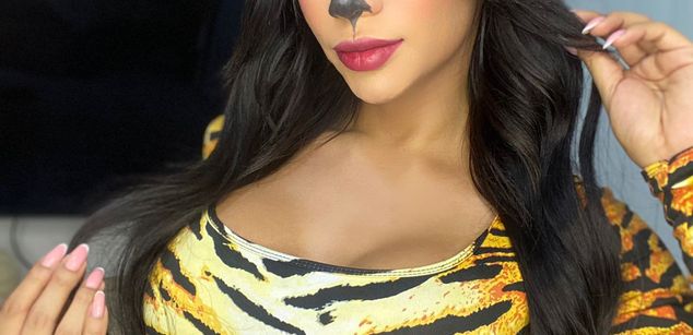 Model - Laura Candice asshole