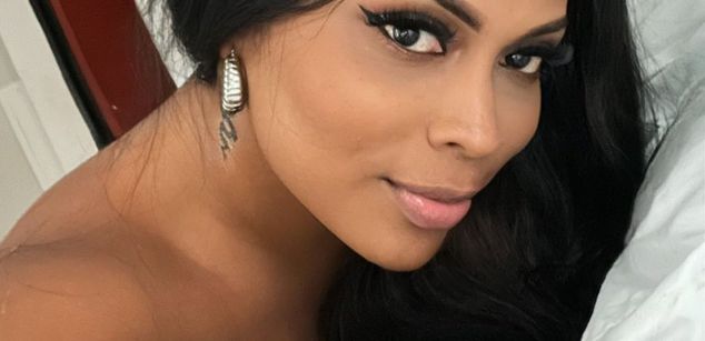 Model - Victoria phillips black